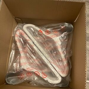 House Day Velvet Baby Hangers with Silver Hooks